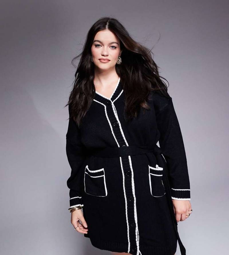 In The Style Plus - Kurzes Strickjacken-Kleid in Schwarz mit farblich abgesetzten Ziernähten von In The Style Plus