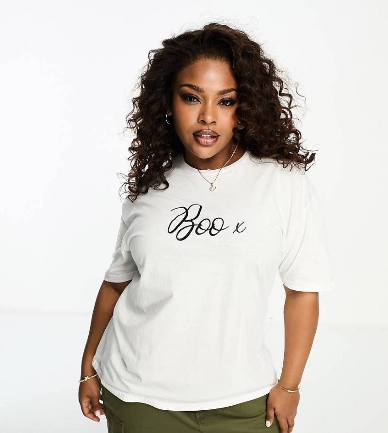 In The Style Plus - T-Shirt in Weiß mit glitzerndem Boo-Print von In The Style Plus