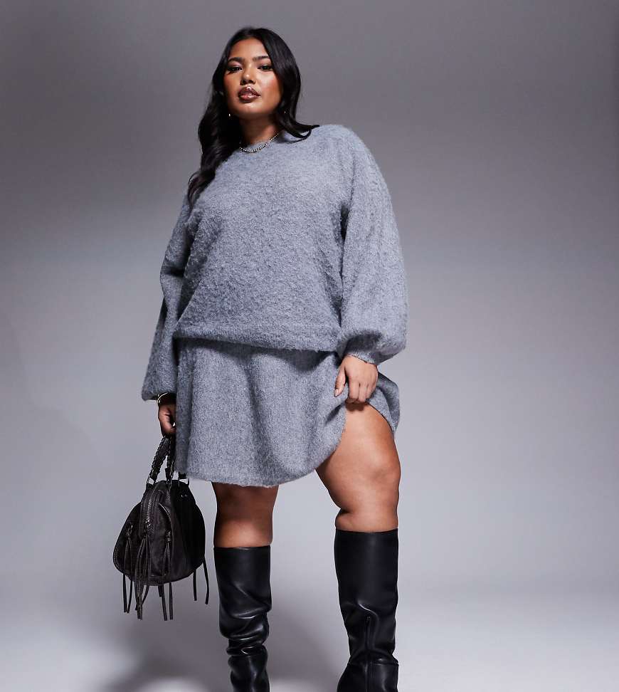 In The Style Plus x Natalya Wright - Exklusiver, gestrickter Faltenrock aus flauschigem Garn in Anthrazit, Kombiteil-Grau von In The Style Plus