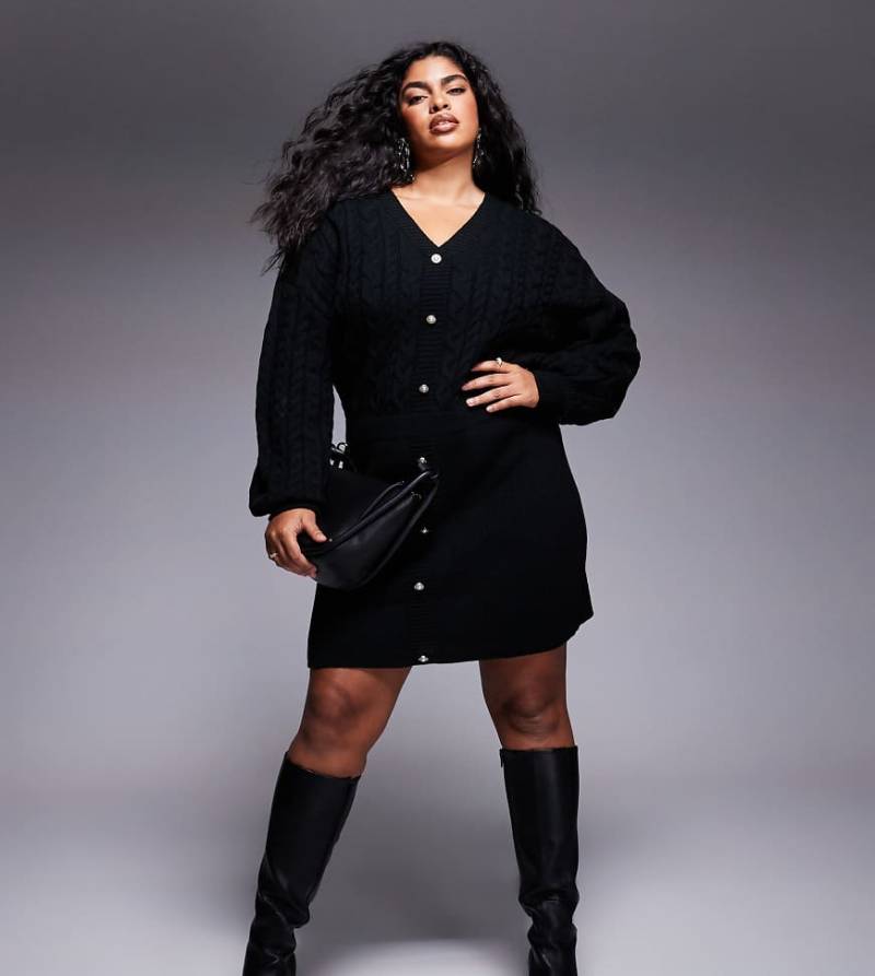 In The Style Plus x Perrie Sian - Mini-Strickkleid in Schwarz mit Zopfmuster, V-Ausschnitt und Strassknöpfen von In The Style Plus