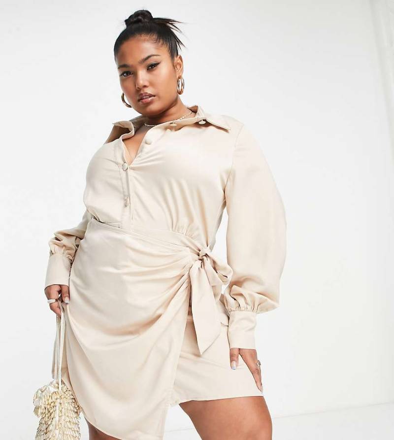 In The Style Plus x Terrie Mcevoy - Gewickeltes Mini-Hemdblusenkleid aus Satin in Steinbeige-Neutral von In The Style Plus