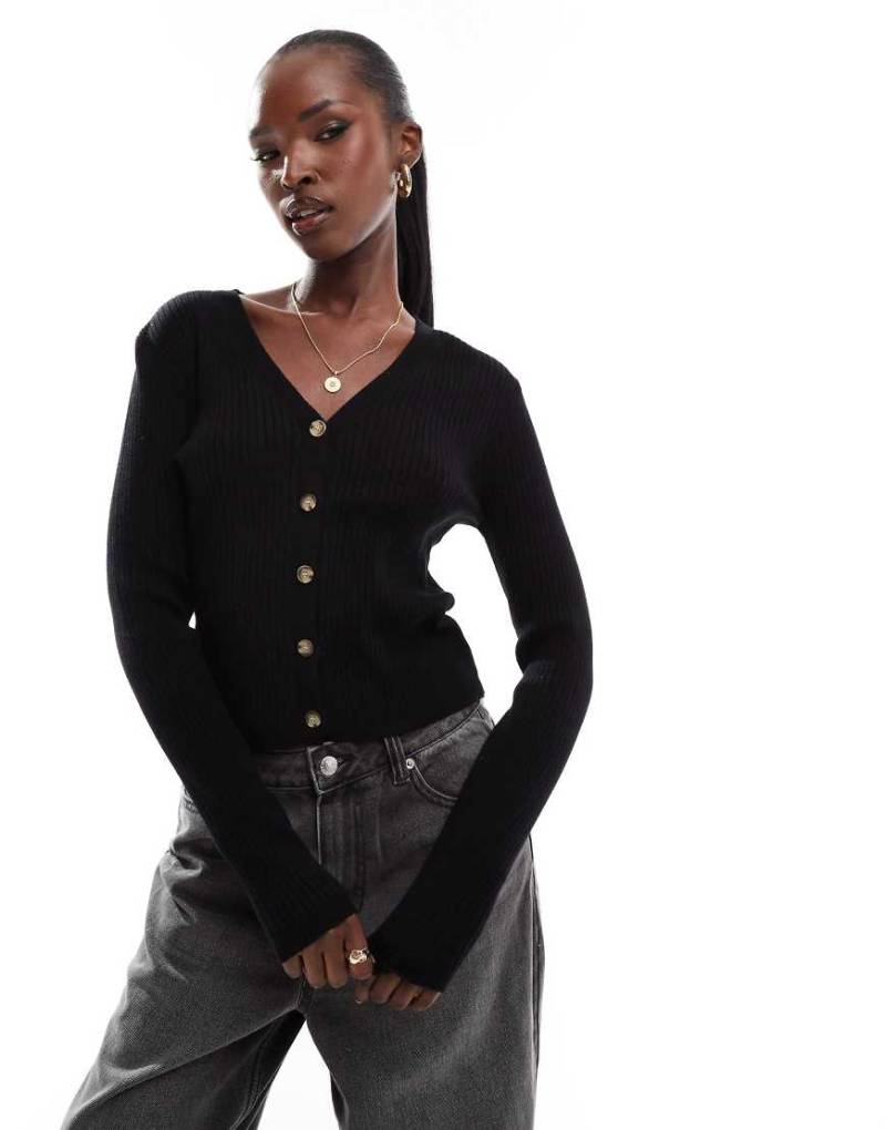 In The Style - Eng anliegende Jacke aus Rippstrick in Schwarz mit durchgehender Knopfleiste von In The Style
