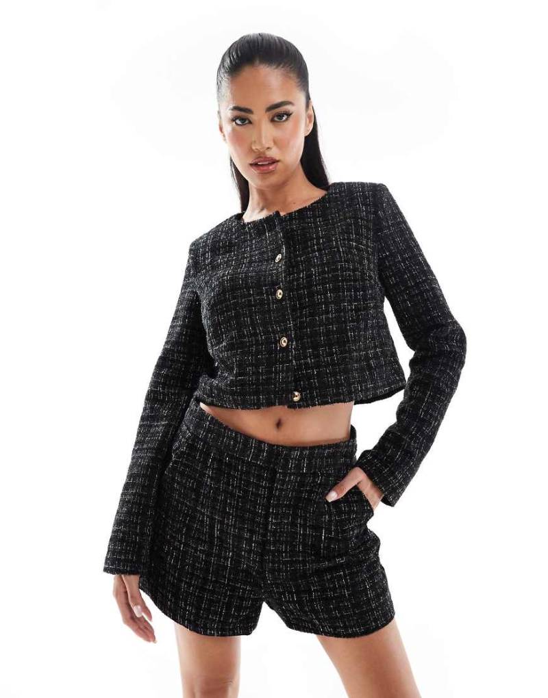 In The Style - Exclusive - Elegante, kurze Jacke aus Metallic-Bouclé in Schwarz mit goldfarbenen Knöpfen, Kombiteil von In The Style