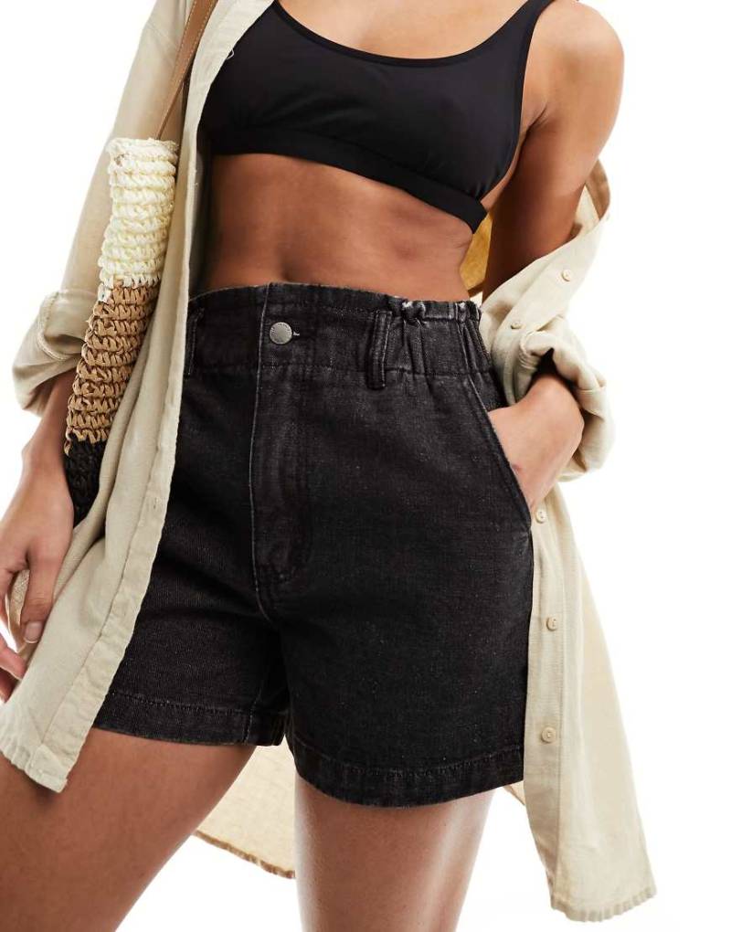 In The Style - Exklusive Jeans-Shorts in Schwarz mit elastischem Paperbag-Bund von In The Style