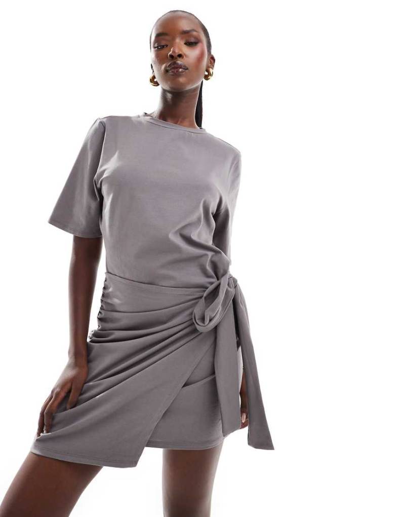 In The Style - Exklusives, kurzes T-Shirt-Wickelkleid in Anthrazit mit seitlichem Bindedetail-Schwarz von In The Style