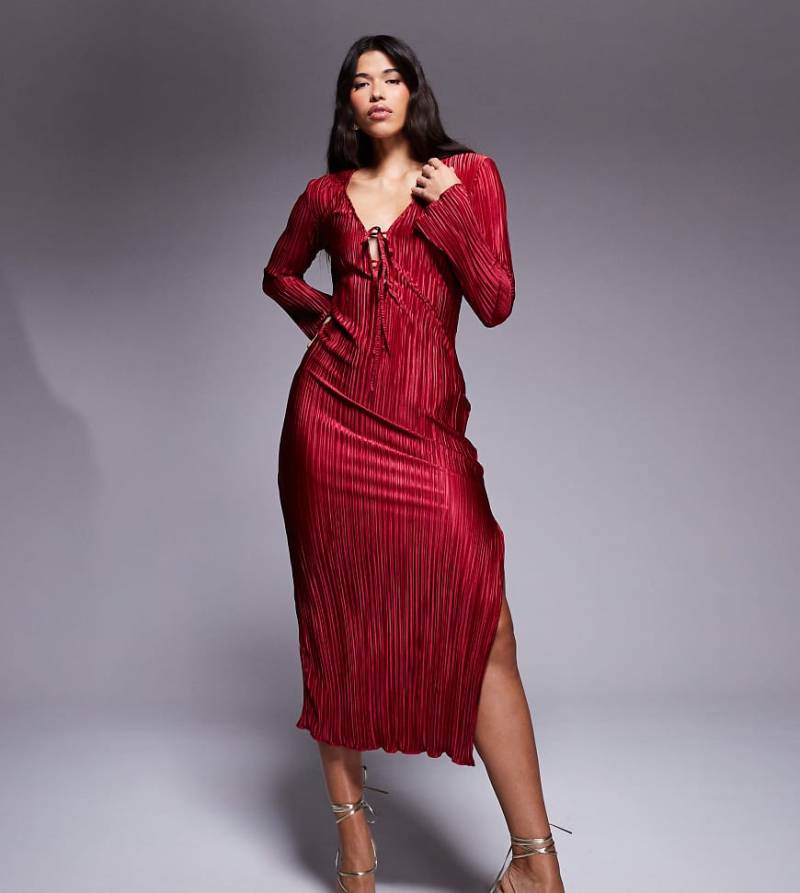In The Style - Exklusives, plissiertes Maxikleid in Burgunderrot mit Bindedetail vorne von In The Style