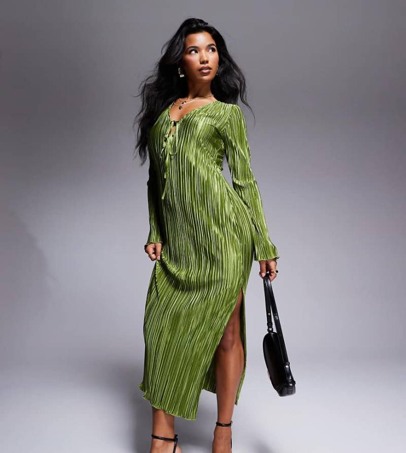 In The Style - Exklusives, plissiertes Maxikleid in Khaki mit Bindedetail vorne-Grün von In The Style