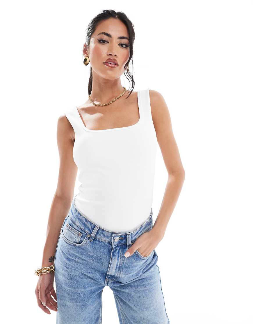 In The Style - Figurformender Body in Weiß mit U-Ausschnitt In The Style - Figurformender Body in Weiß mit U-Ausschnitt von In The Style