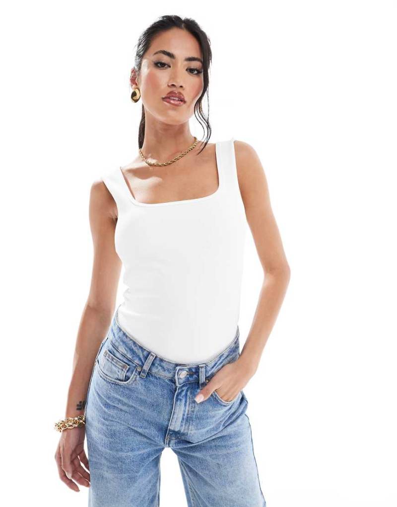 In The Style - Figurformender Body in Weiß mit U-Ausschnitt von In The Style
