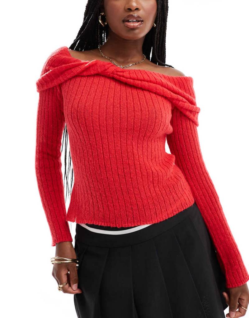 In The Style - Gestrickter Bardot-Pullover in Rot mit Twist-Design von In The Style