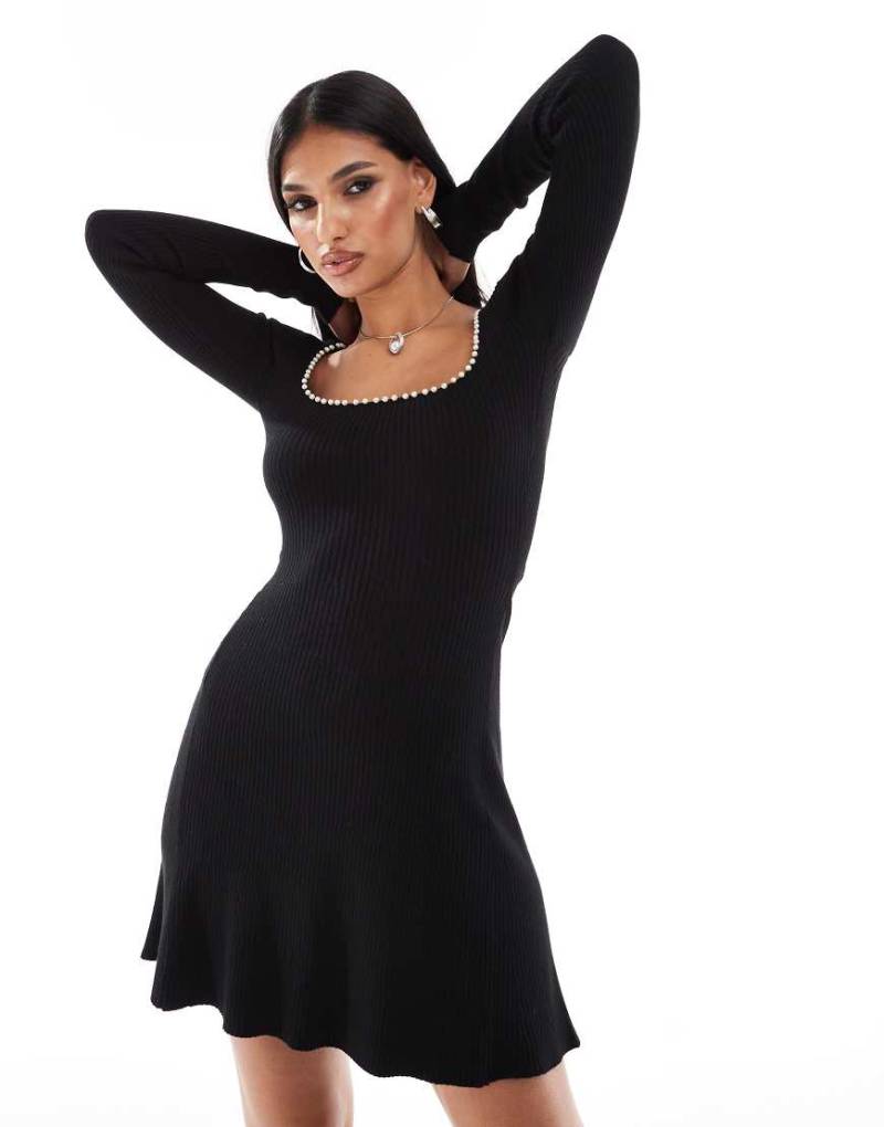 In The Style - Gestricktes Mini-Skater-Kleid in Schwarz mit eckigem Ausschnitt und Perlenrand von In The Style