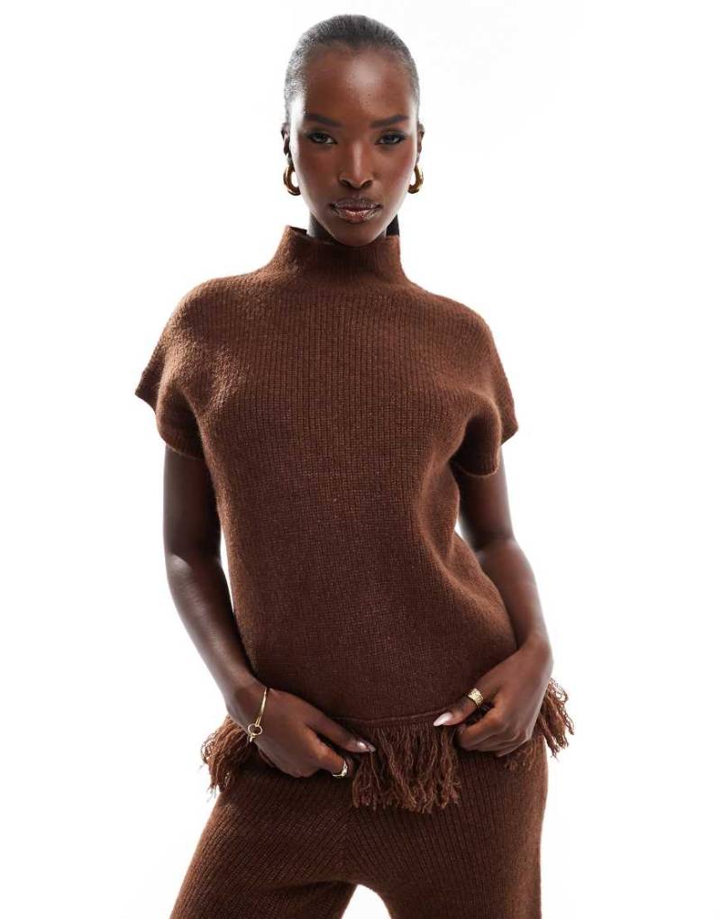 In The Style - Hochgeschlossener Pullover in Schokobraun mit Fransensaum, Kombiteil von In The Style