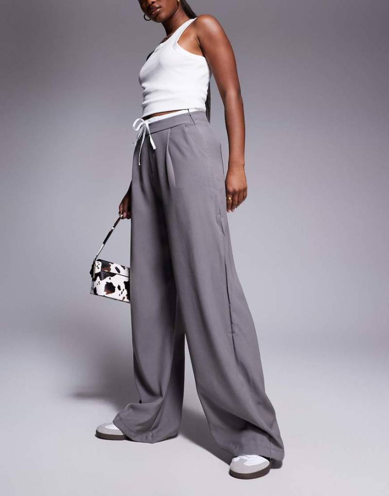 In The Style - Lässig geschnittene Hose in Grau mit Bindegürtel und Kontrastdesign von In The Style