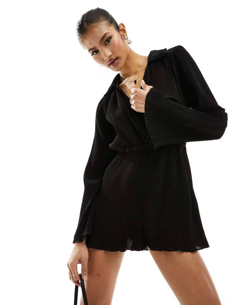 In The Style - Langärmliger, plissierter Hemd-Playsuit in Schwarz mit Wickeldesign von In The Style