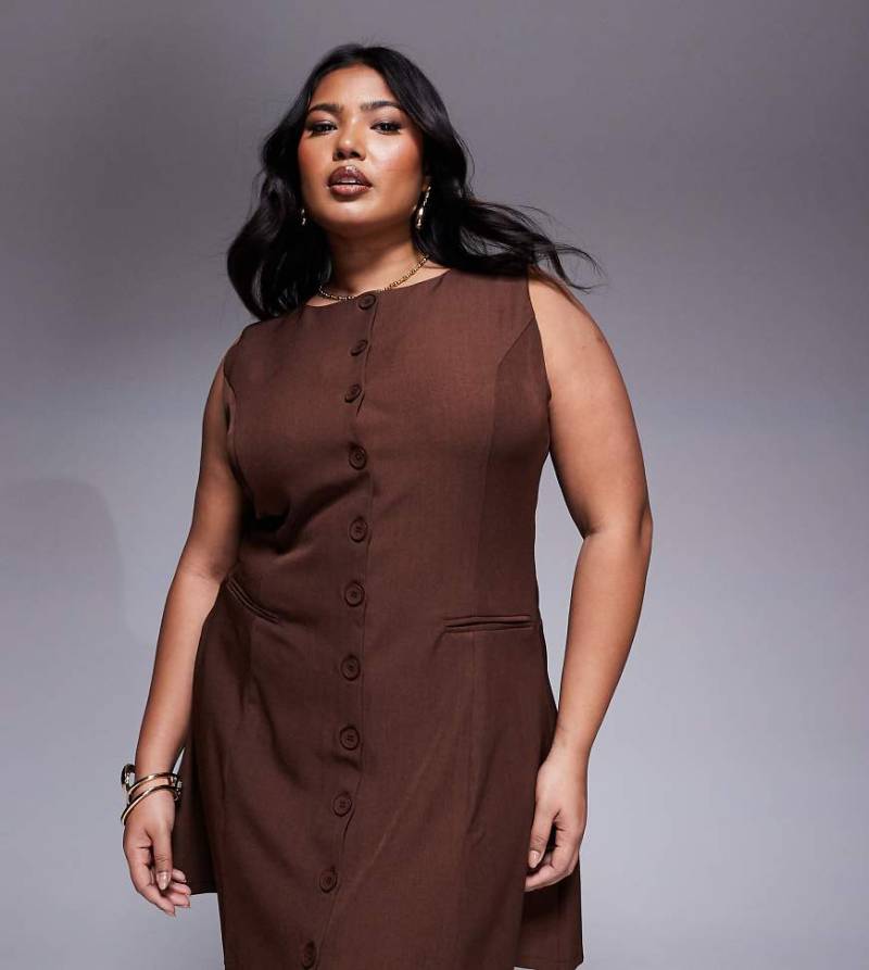 In The Style Plus x Natalya Wright - Exklusives, elegantes Minikleid in Schokobraun mit durchgehender Knopfleiste von In The Style