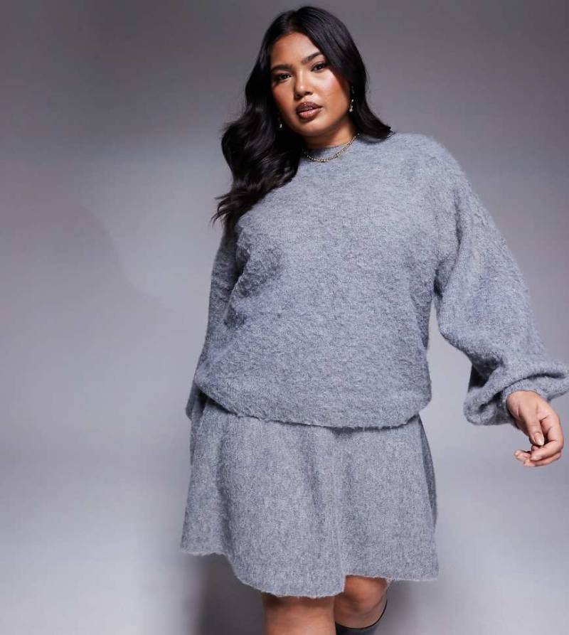 In The Style Plus x Natalya Wright - Exklusiver, flauschiger Pullover in Anthrazit mit Ballonärmeln, Kombiteil-Grau von In The Style Plus