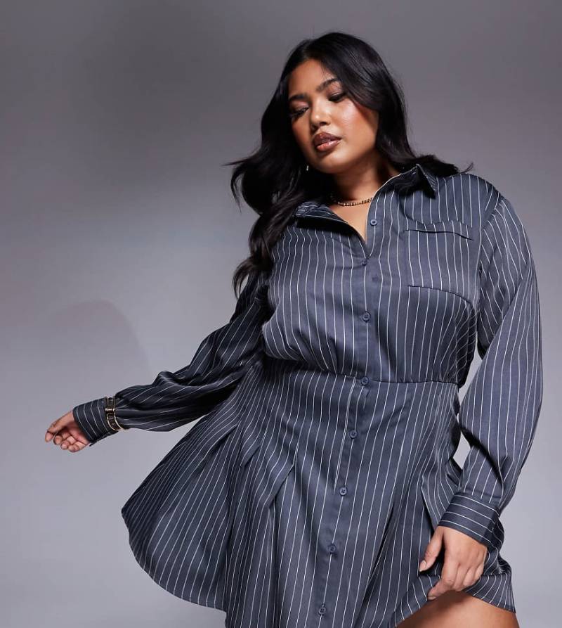 In The Style Plus x Natalya Wright - Exklusives, elegantes Mini-Hemdblusenkleid in Anthrazit mit Nadelstreifen und Faltenrock-Grau von In The Style