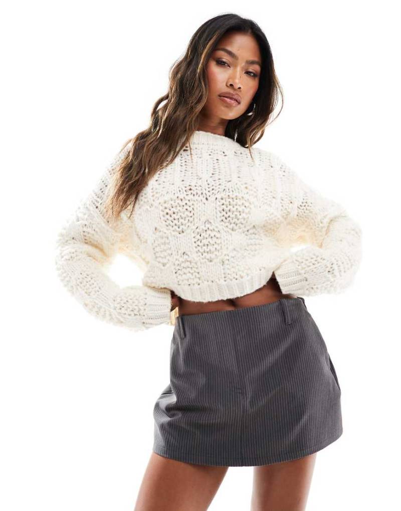 In The Style - Pullover in Creme mit All-over-Zopfstrickmuster-Weiß von In The Style