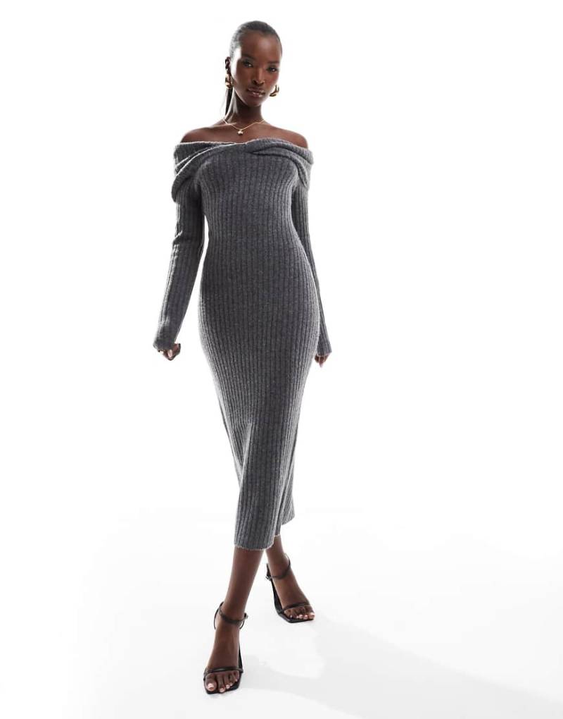 In The Style - Schulterfreies Strick-Pulloverkleid in Anthrazit in mittlerer Länge mit verdrehtem Detail-Grau von In The Style