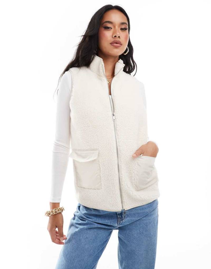 In The Style - Teddy-Weste in Creme-Weiß von In The Style