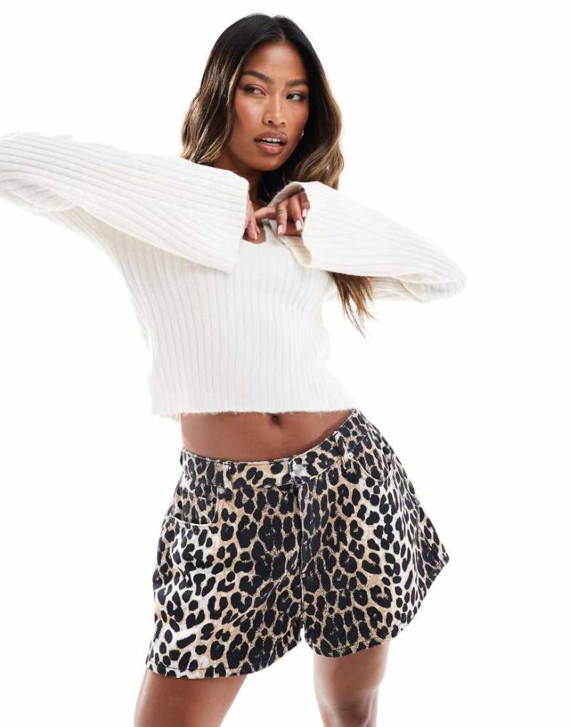 In The Style - Weicher, gerippter, kurzer Pullover in Creme mit V-Ausschnitt und Kragendetail-Weiß von In The Style