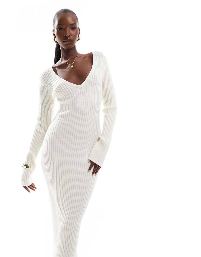 In The Style - Weiches, geripptes Maxi-Pulloverkleid in Creme mit V-Ausschnitt-Weiß von In The Style