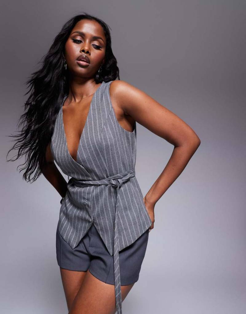 In The Style x Natalya Wright - Exklusive, elegante Weste in Grau mit Nadelstreifen und Bindegürtel von In The Style