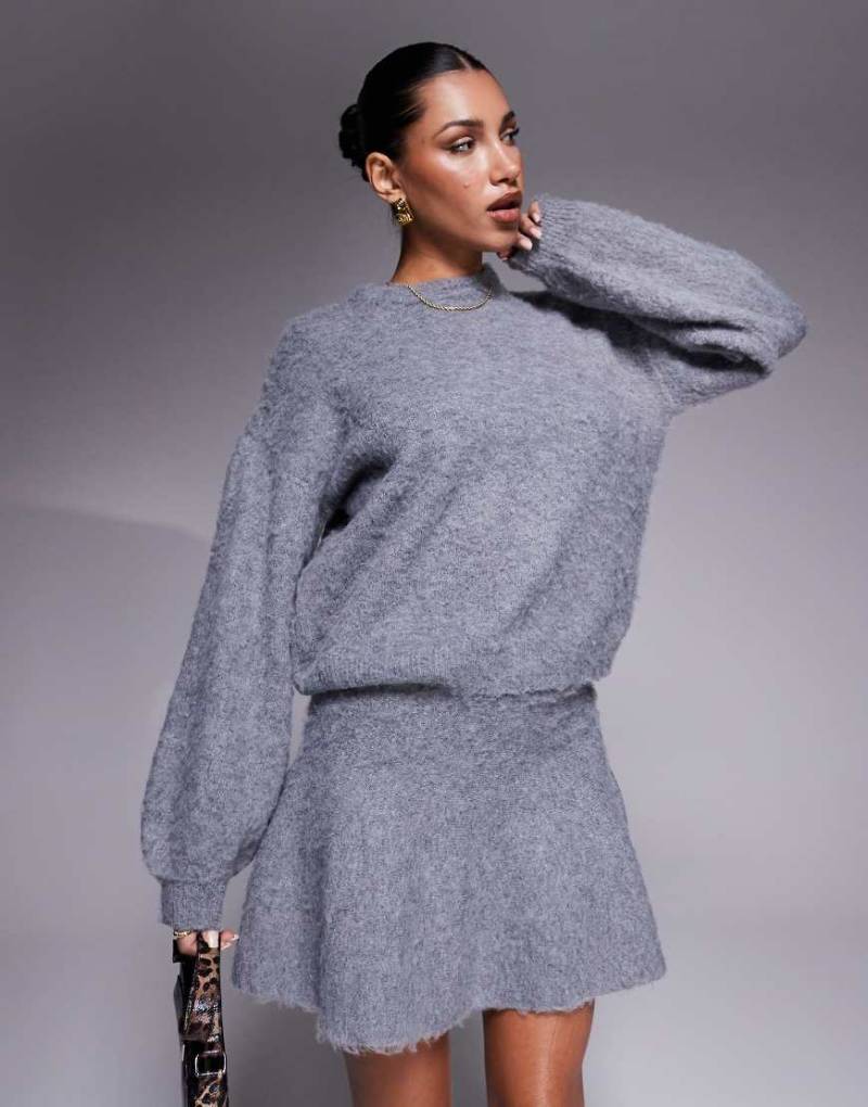 In The Style x Natalya Wright - Exklusiver, flauschiger Pullover in Anthrazit mit Ballonärmeln, Kombiteil-Grau von In The Style