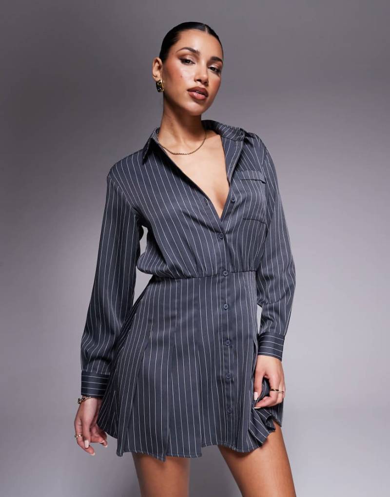 In The Style x Natalya Wright - Exklusives, elegantes Mini-Hemdblusenkleid in Anthrazit mit Nadelstreifen und Faltenrock-Grau von In The Style