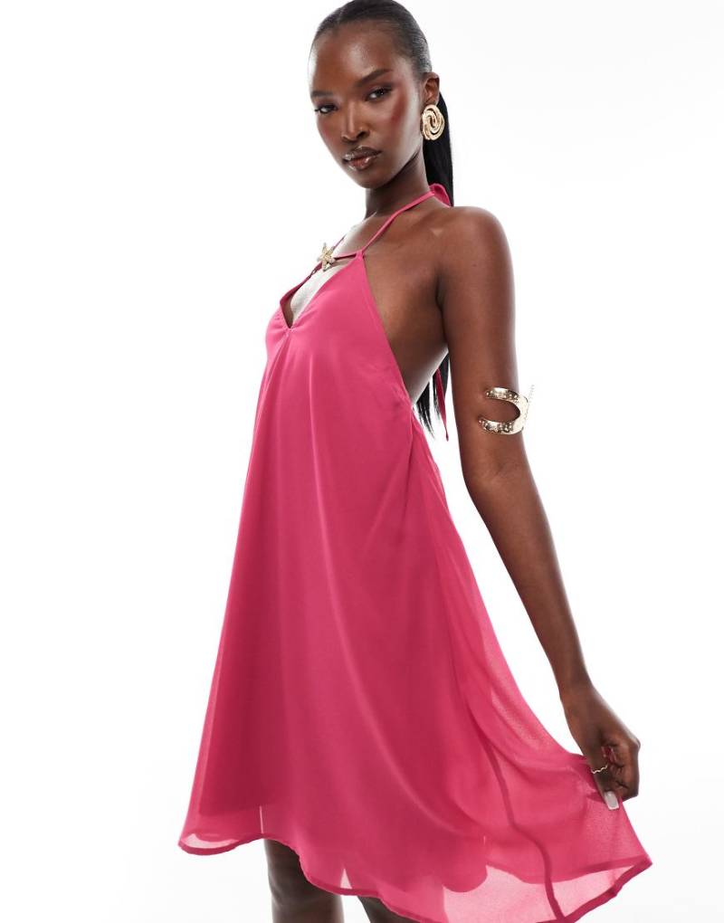In The Style x Perrie Exklusiv - Sian - Ausgestelltes Neckholder-Minikleid in Rosa mit Seestern-Detail von In The Style