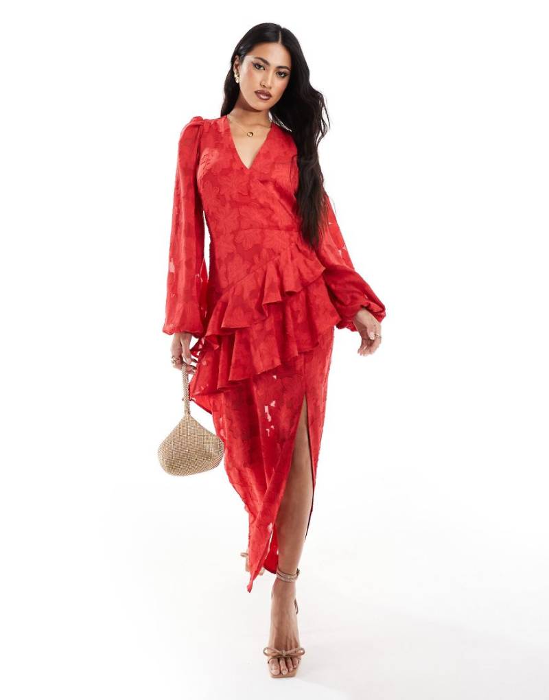 In The Style x Perrie Sian - Asymmetrisches Jacquard-Maxikleid in Rot mit Wickeldesign und Rüschen von In The Style