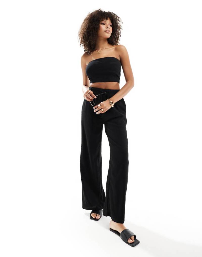 In The Style x Perrie Sian - Exklusive, strukturierte Strandhose in Schwarz mit Tunnelzug in der Taille und weitem Schnitt von In The Style