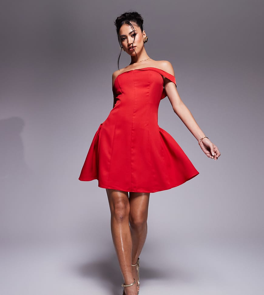 In The Style x Perrie Sian - Exklusives, strukturiertes Skater-Minikleid aus Satin in Rot mit Carmen-Ausschnitt In The Style x Perrie Sian - Exklusives, strukturiertes Skater-Minikleid aus Satin in Rot mit Carmen-Ausschnitt von In The Style