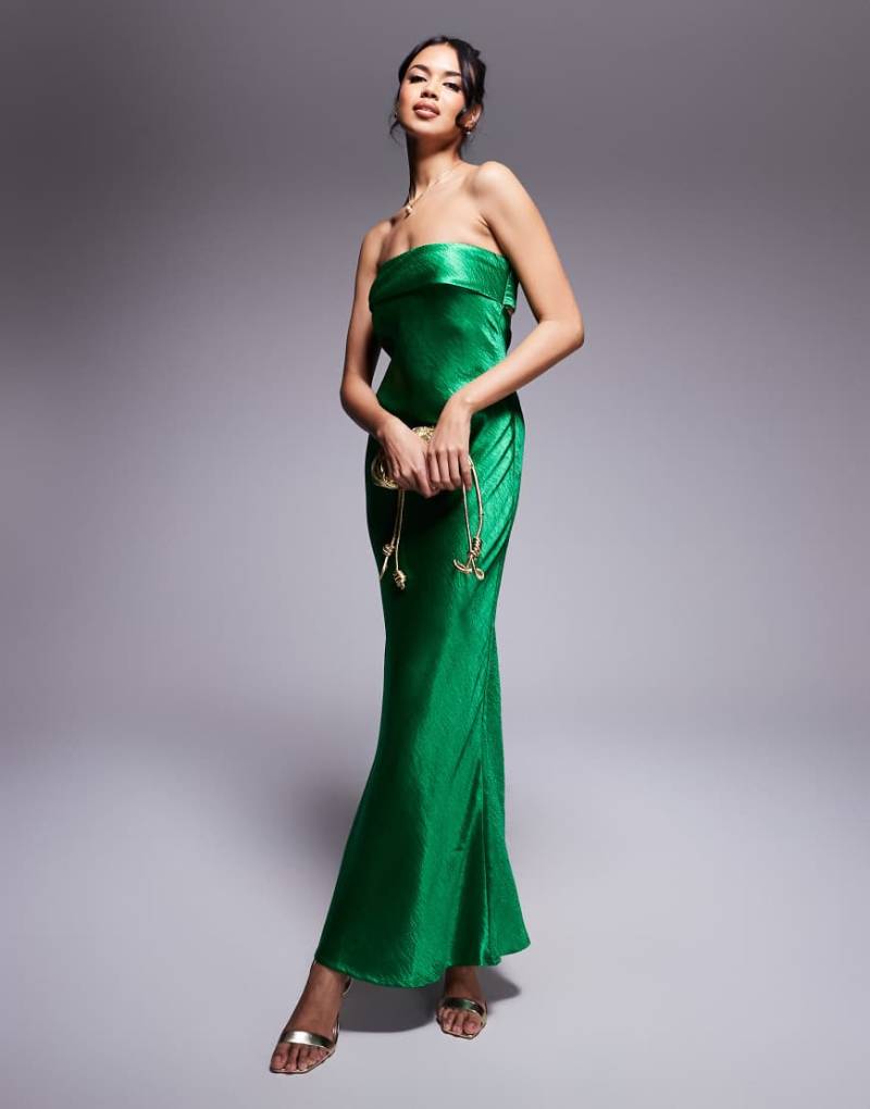In The Style x Perrie Sian - Exklusives, trägerloses Satin-Midikleid in smaragdgrüner Flüssig-Optik von In The Style