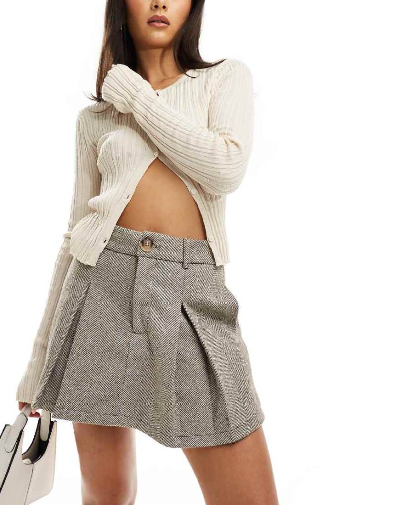 In The Style x Perrie Sian - Skort in Hellbraun mit Fischgrätmuster und Faltendetail von In The Style