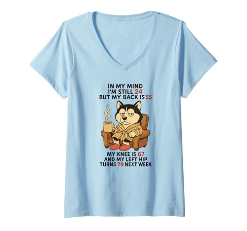 Damen In Gedanken Bin ich Immer noch 24, Aber Mein Rücken ist 55, Mein Knie ist 67 T-Shirt mit V-Ausschnitt Damen In Gedanken Bin ich Immer noch 24, Aber Mein Rücken ist 55, Mein Knie ist 67 T-Shirt mit V-Ausschnitt von In my mind I'm still twenty fourth husky Tee
