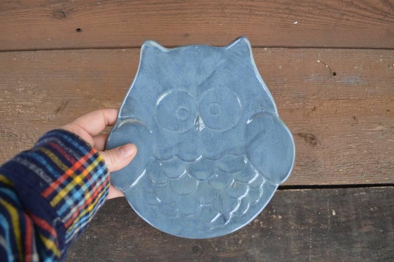 Jeans Blau Keramik Eule Teller - Moderne Fangen Alle Schmuck, Geld, Löffel Rest Erde-Ton Glasur Jeans Blau Keramik Eule Teller - Moderne Fangen Alle Schmuck, Geld, Löffel Rest Erde-Ton Glasur von InAGlaze