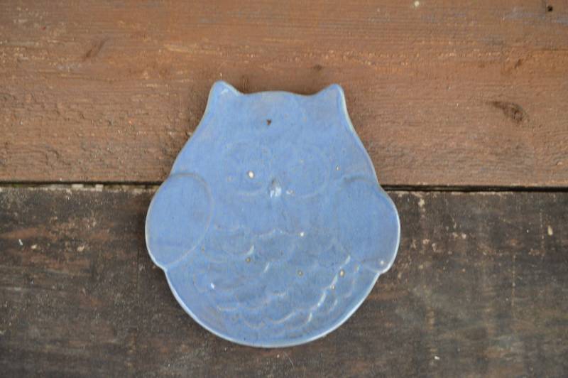 Nebel Blau Keramik Eule Teller - Moderne Fangen Alle Schmuck, Geld, Löffel Rest Erde-Ton Glasur Nebel Blau Keramik Eule Teller - Moderne Fangen Alle Schmuck, Geld, Löffel Rest Erde-Ton Glasur von InAGlaze