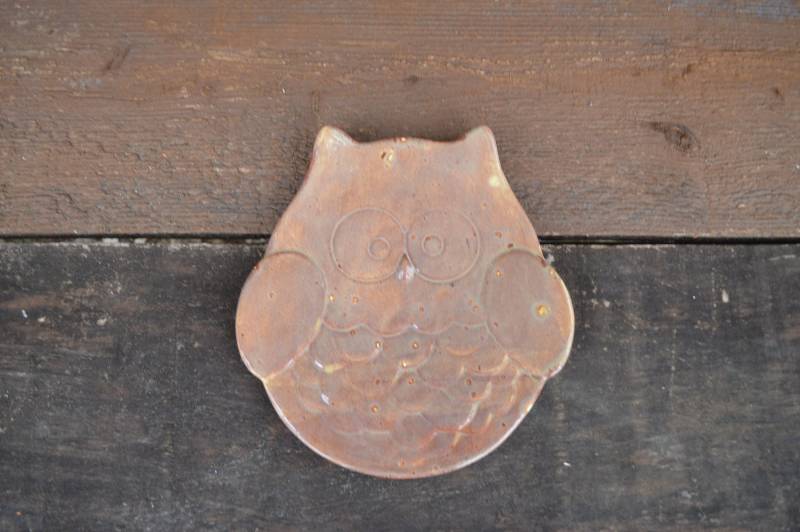 Roten Felsen Keramik Eule Teller - Moderne Fangen Alle Schmuck, Geld, Löffel Rest Erde-Ton Glasur Roten Felsen Keramik Eule Teller - Moderne Fangen Alle Schmuck, Geld, Löffel Rest Erde-Ton Glasur von InAGlaze