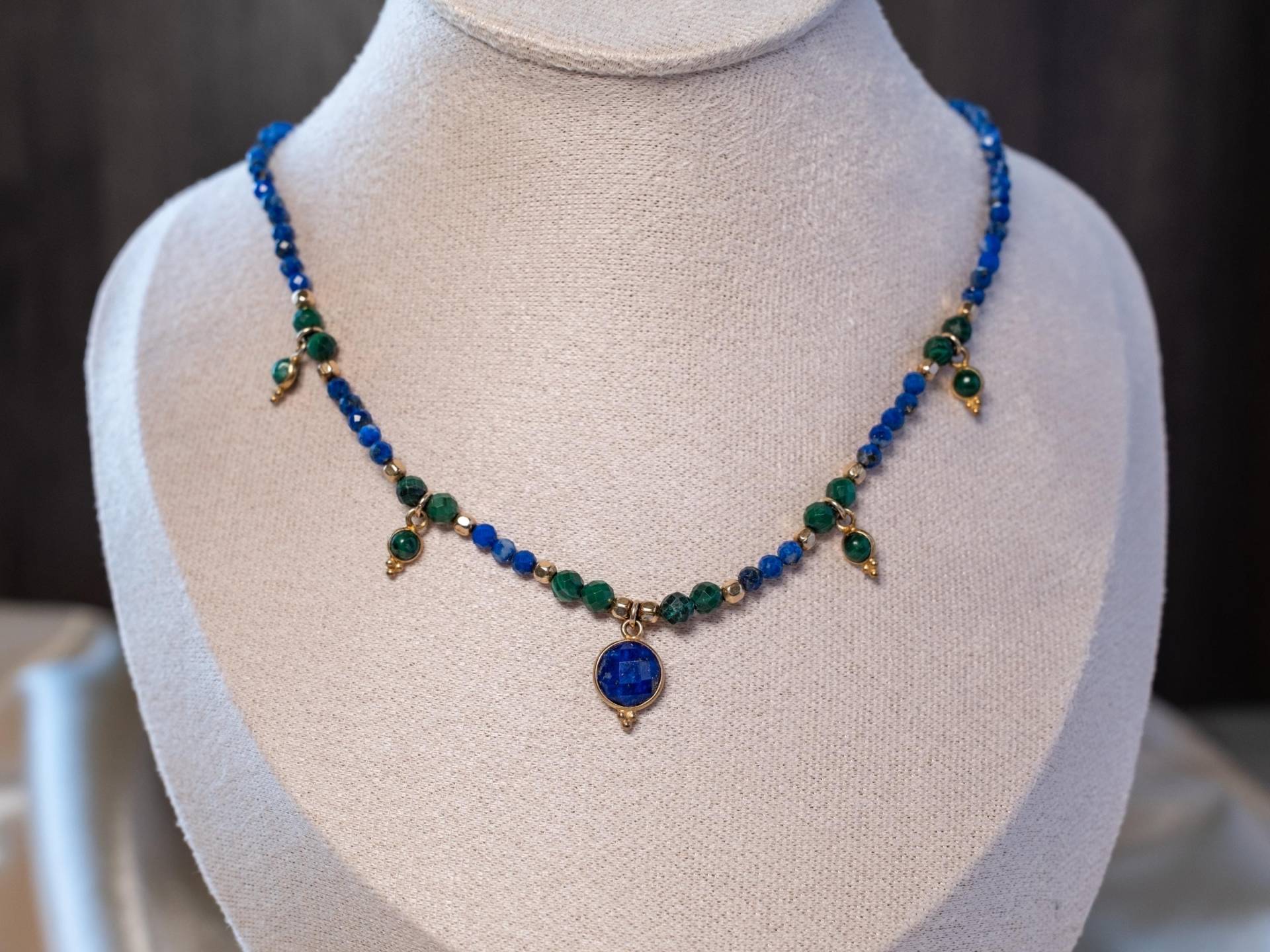 Perlenkette Sekhmet | Lapislazuli & Malachit Mit Goldenen Anhängern Cleopatra Kollektion von InAllenFacetten