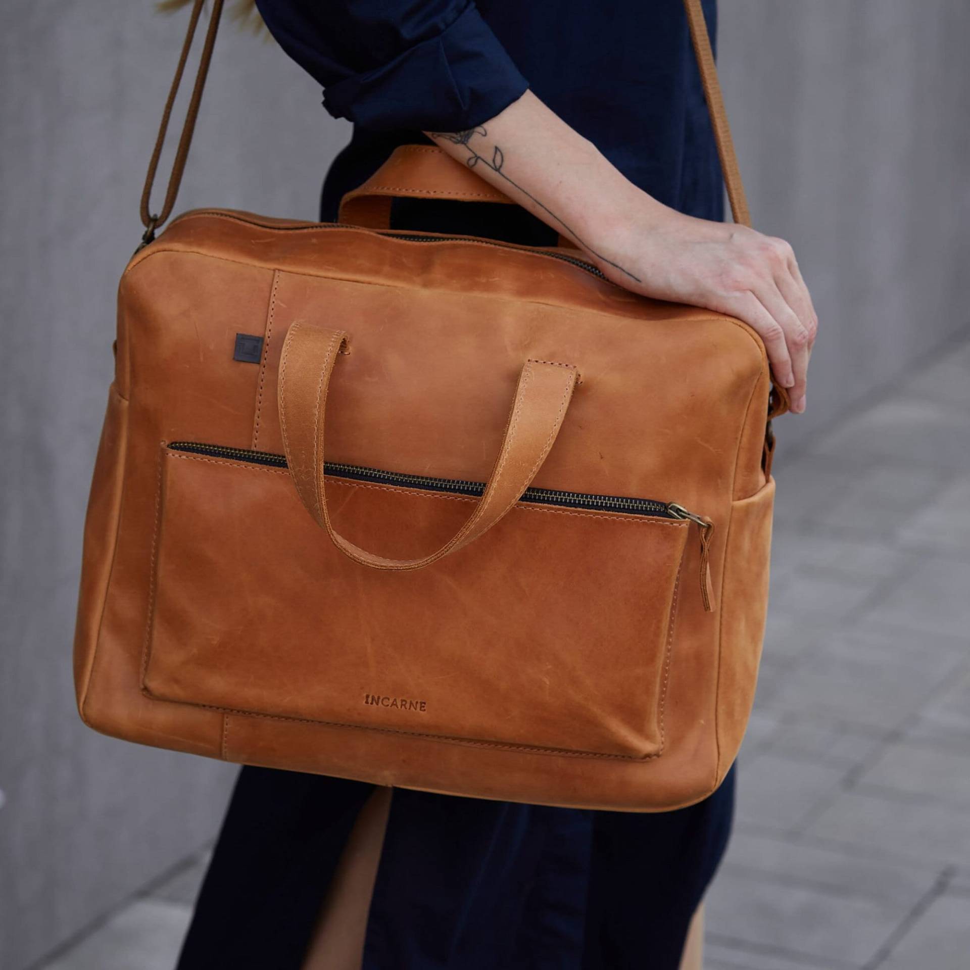 Kleine Reisetasche Weekender Tasche Frauen, Luxus Schule Cognac Echtes Leder, Reise Laptop Aktentasche, Business Schulter Crossbody Handtasche von InCarneLeather