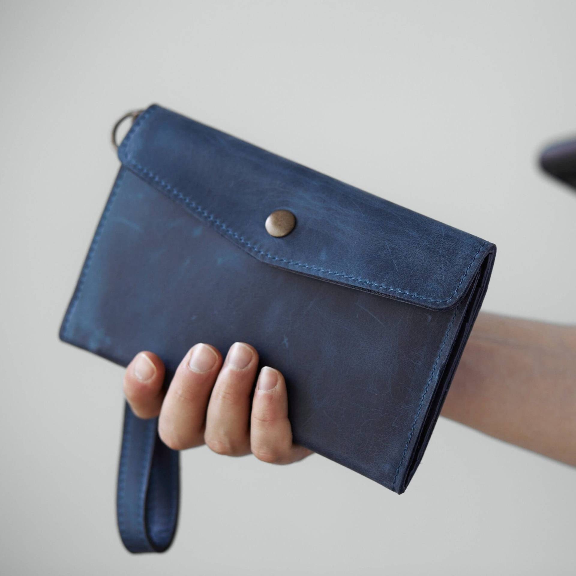 Leder Business Wallet Geldbörse Wristlet Für Männer, Blauer Griff Große Telefon-Männliche Tasche, Reise-Leder-Mappen-Kupplung Weihnachtsgeschenk von InCarneLeather