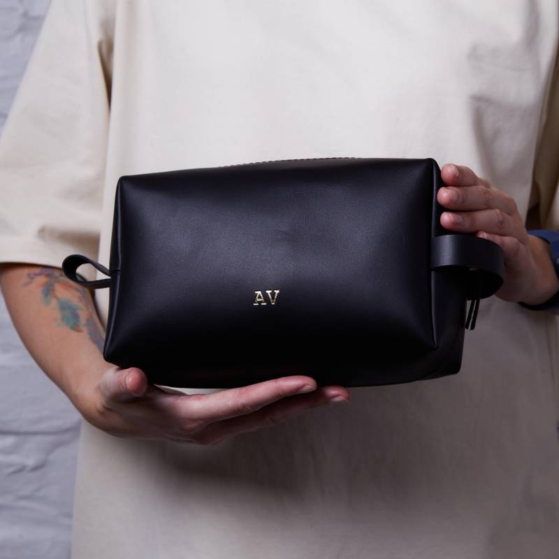 Schwarze Kosmetiktasche Aus Leder Mit Personalisierung | Personalisierte - Perfektes Geschenk Für Sie Personalisiertes Dopp Kit Ihn von InCarneLeather