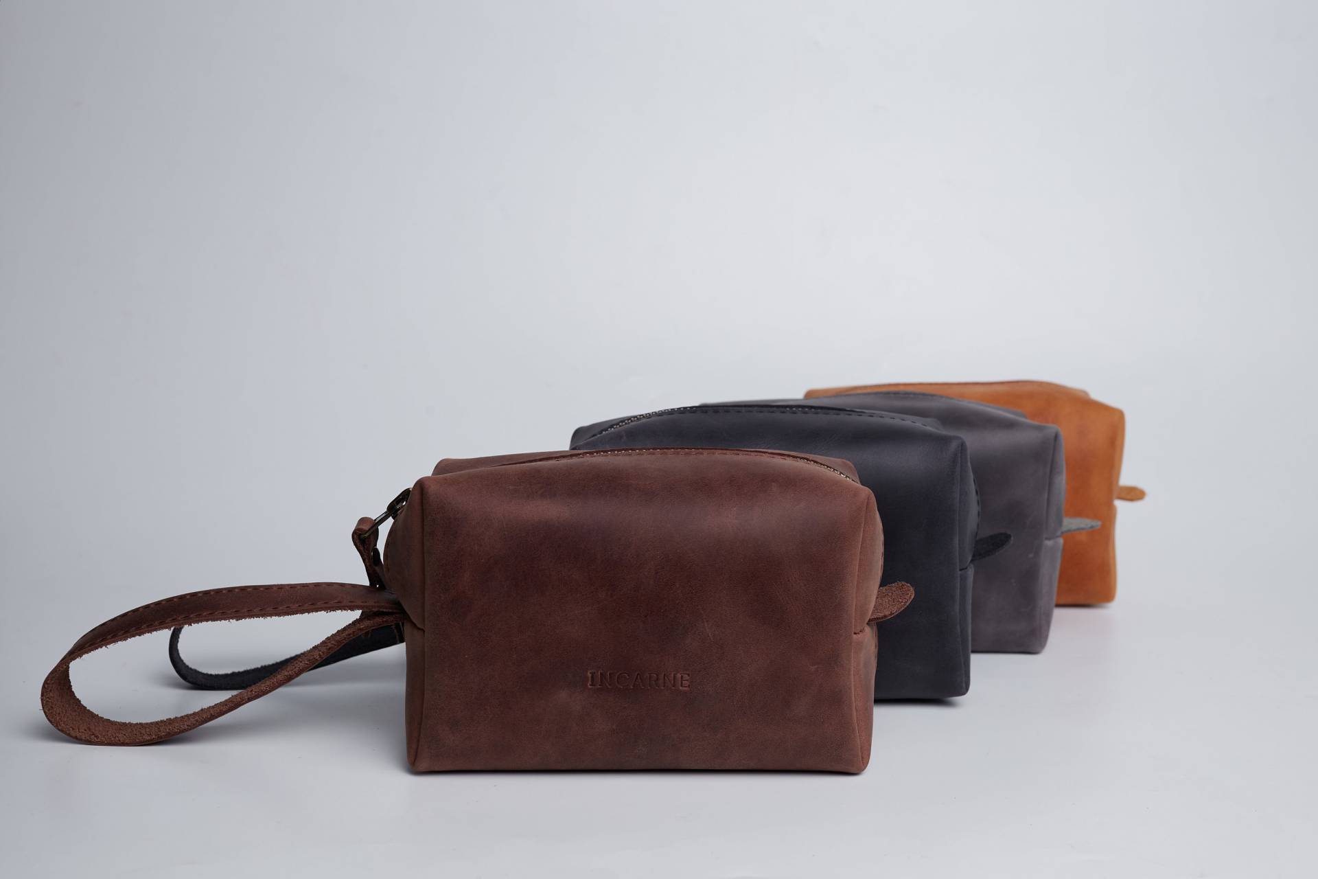 Wasserdichte Kosmetiktasche Personalisiertes Reise-Dopp-Kit, Handgefertigte Leder-Make-Up-Tasche, Kordel-Organizer von InCarneLeather