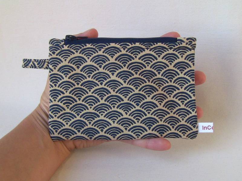 Reißverschlussbeutel Aus Baumwolle Mit Blauem Wellenmotiv von InCorpo