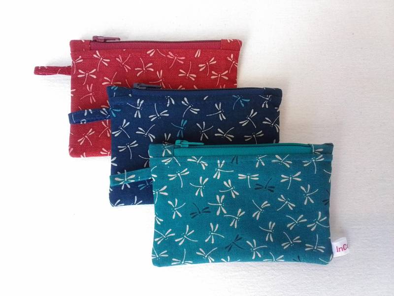 Reißverschlussbeutel Aus Baumwolle Rot Oder Blau Türkis Mit Libellenmotiv von InCorpo