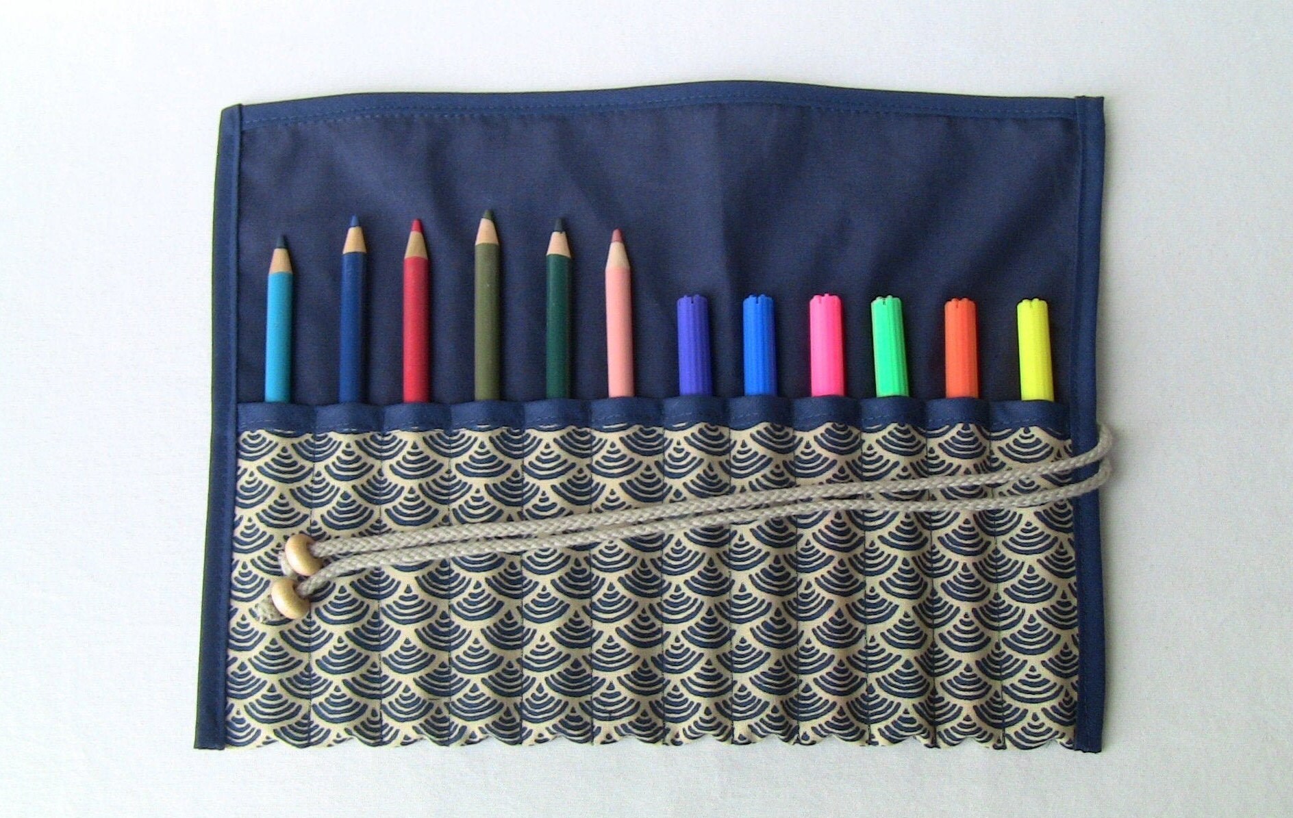 stifte Rollup-Etui Mit Blaue Wellenmuster von InCorpo