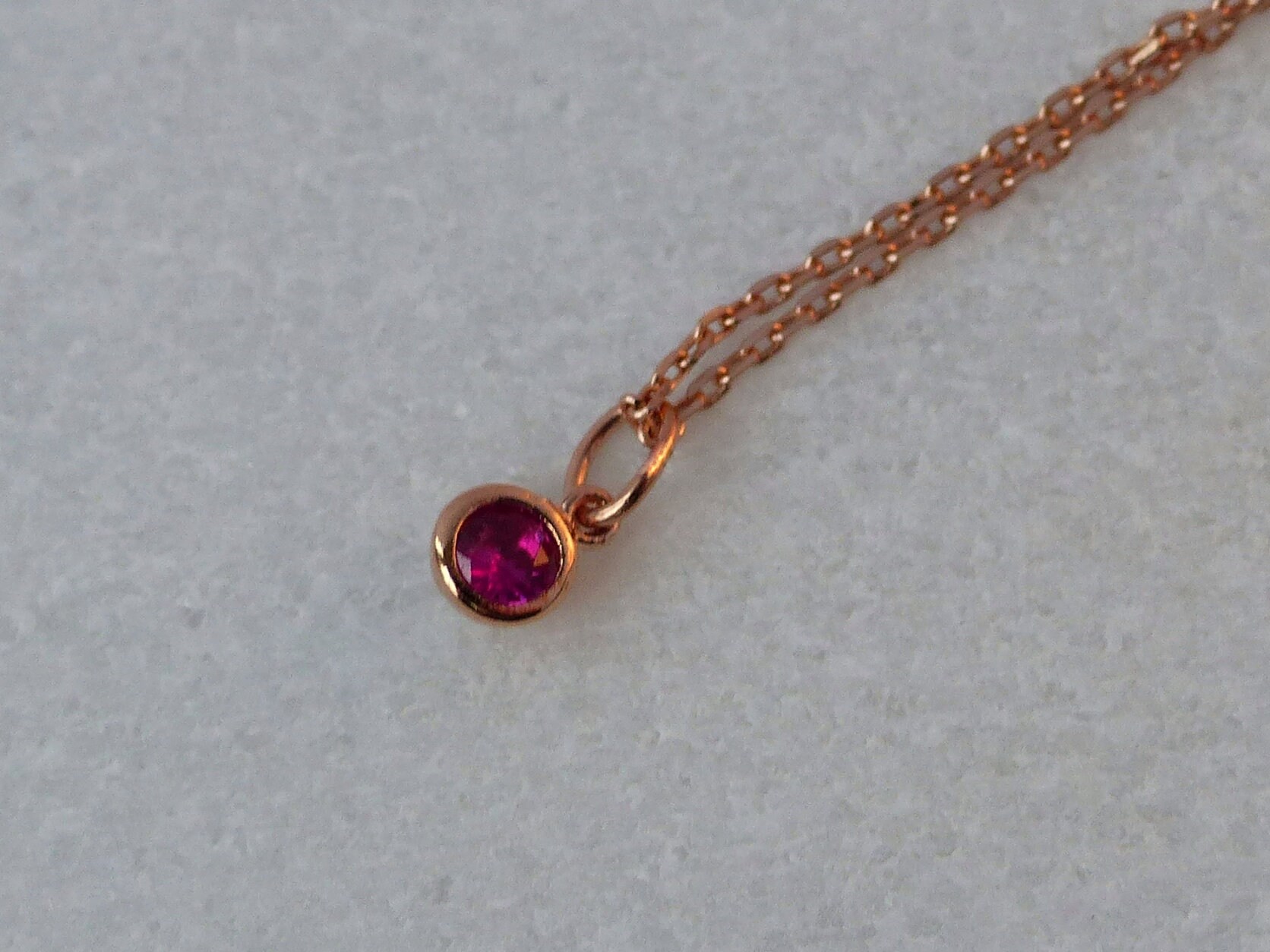 Rubin Halskette, Juli Birthstone Geburtstagsgeschenk Für Sie, Roter Kristall Schmuck, Kleine Rote Charme Schmuck Gold, Silber, Rose Gold Rubin Halskette, Juli Birthstone Geburtstagsgeschenk Für Sie, Roter Kristall Schmuck, Kleine Rote Charme Schmuck Gold, Silber, Rose Gold von InDaPendantJewellery