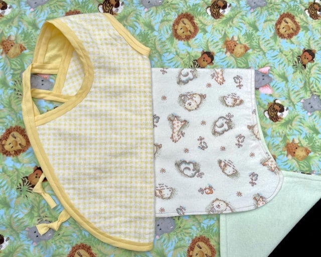 Baby Spucktuch, Schürze Und Decke Sets von InEmmasClosetShop