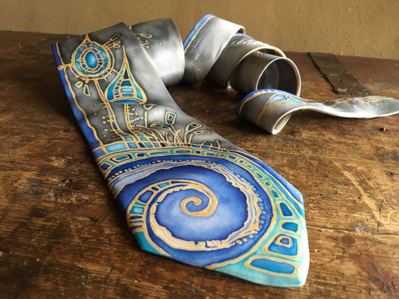 Graue Marineblaue Krawatte Florale Handgemalte Seide von InGAartWork